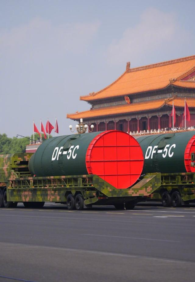 东风-5C有多大？网友：三辆军车才能拉得下